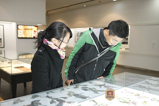 7媒体记者认真参观9001jcc金沙以诚为本展品.JPG